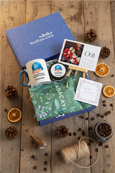 Uluslararası İlişkiler Uzmanı Hediye Kutusu - Kişiye Özel Kupa Standart, Bitki Çayı, Takvim, Mum