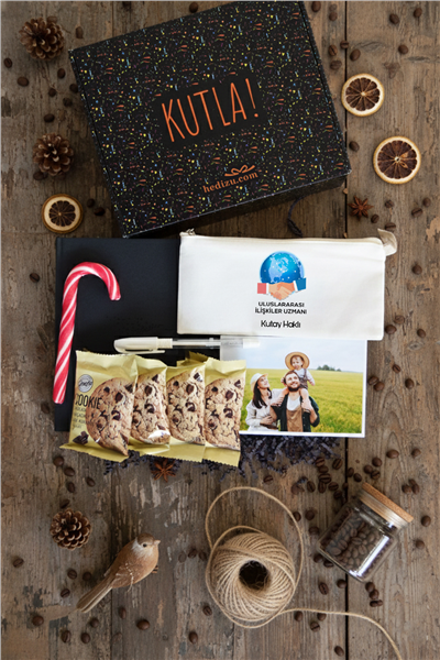 Uluslararası İlişkiler Uzmanı Hediye Kutusu - Anı Defteri, Fotoğraf 10 Adet, Bez Kalemlik, Baston Şeker, Onefis Sade Çikolata Parçalı Cookie 4 adet