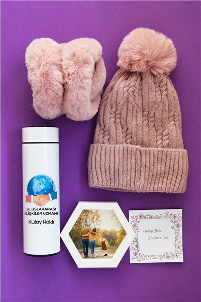 Uluslararası İlişkiler Uzmanı Hediye Kutusu - Kişiye Özel Dijital Göstergeli Termos, Kulaklık, Bere, Altıgen Fotoğraf Çerçevesi