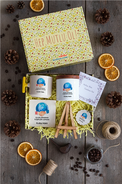 Uluslararası İlişkiler Uzmanı Hediye Kutusu - Kişiye Özel T Kupa, Seramik Kalemlik, Dekoratif Taş İsimlik, Güneş Anahtarlık