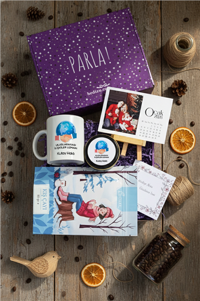 Uluslararası İlişkiler Uzmanı Hediye Kutusu - Kişiye Özel Kupa Standart, Bitki Çayı, Takvim, Mum