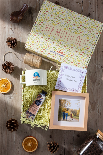 Uluslararası İlişkiler Uzmanı Hediye Kutusu - Kişiye Özel Lüks Pastel Fincan, El Kremi, Ahşap Fotoğraf Çerçevesi