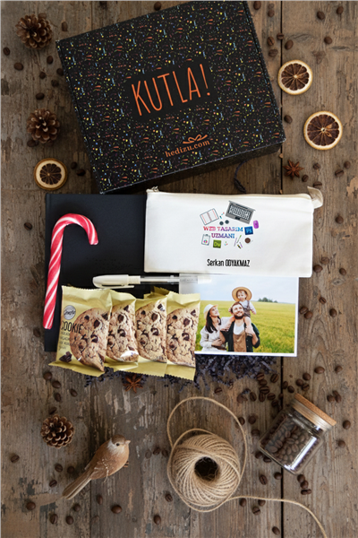 Web Tasarımı Uzmanı Hediye Kutusu - Anı Defteri, Fotoğraf 10 Adet, Bez Kalemlik, Baston Şeker, Onefis Sade Çikolata Parçalı Cookie 4 adet