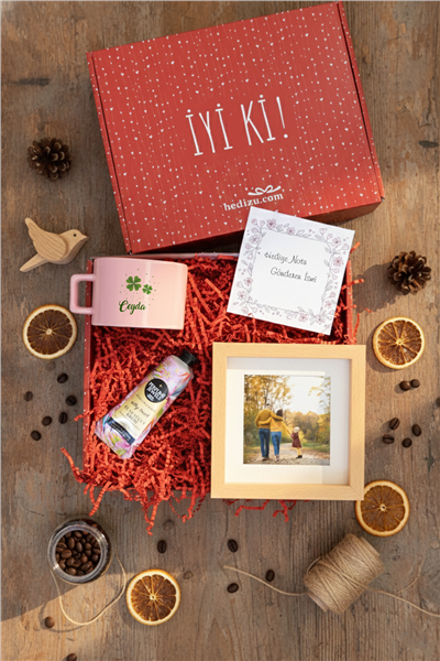 Yonca Hediye Kutusu - Kişiye Özel Lüks Pastel Fincan, El Kremi, Ahşap Fotoğraf Çerçevesi