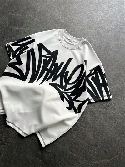 BEYAZ KARMAŞIK DESENLİ TSHİRT