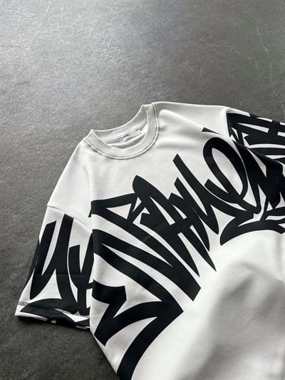 BEYAZ KARMAŞIK DESENLİ TSHİRT