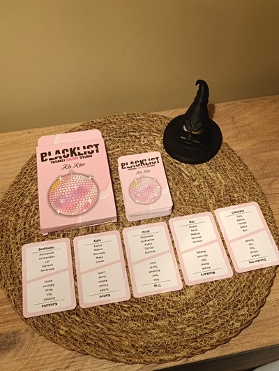 Blacklist Yasaklı Kelime Oyunu Kız Kıza – Kese Hediyeli 50 Kart | Eğlenceli Grup & Parti Oyunu