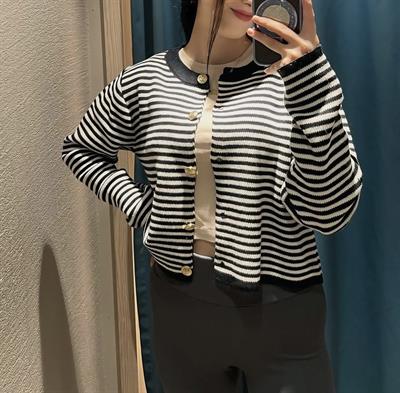 Hipatu İnce Çizgili Altın Düğme Hırka (1780)