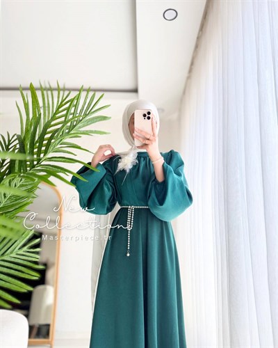 Broş Detaylı Saten Elbise