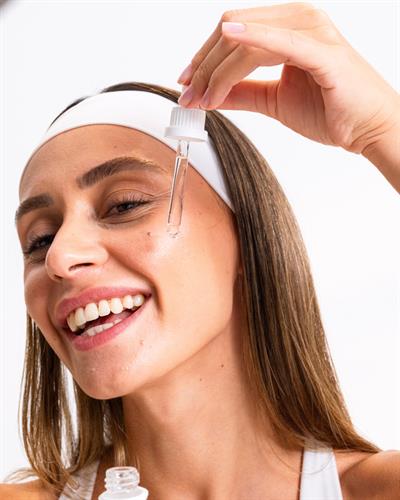 Yoğun Nemlendirme ve Dolgunlaştırıcı Etkili Yenileyici Cilt Bakım Serumu (Hyaluronic Acid 2% + B5)
