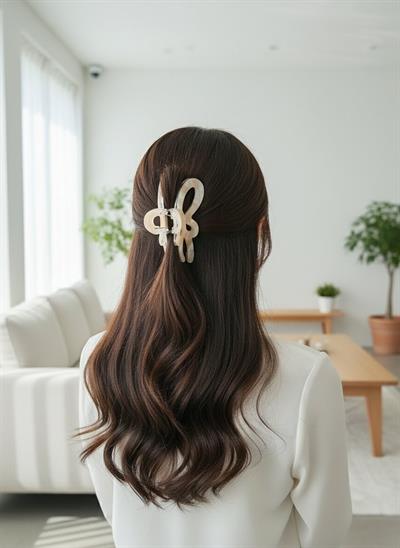 Şık ve Modern Soft Krem Geçişli Akışkan Hatlı Kelebek Saç Aksesuarı