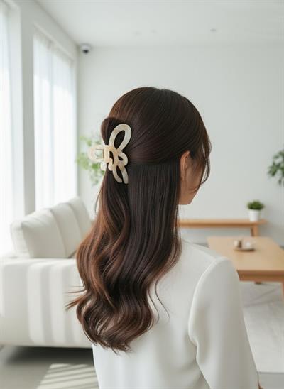 Şık ve Modern Soft Krem Geçişli Akışkan Hatlı Kelebek Saç Aksesuarı