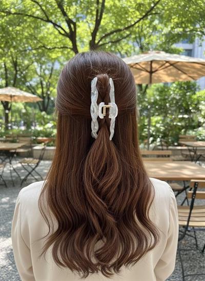 Kadın Burgu Formlu Soft Gri Akrilik Mandallı Toka - el yapımı