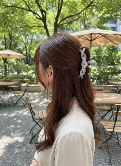 Kadın Burgu Formlu Soft Gri Akrilik Mandallı Toka - el yapımı