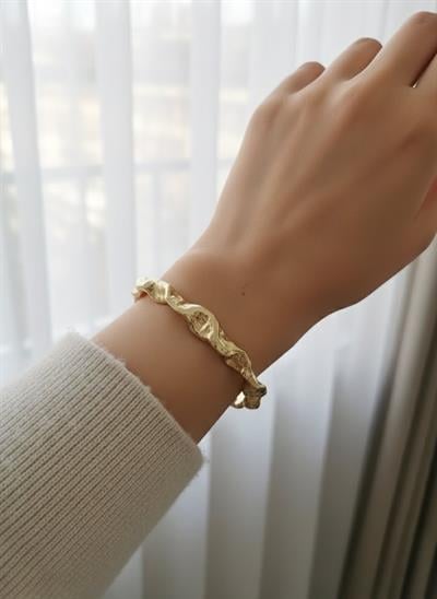 Şık ve Modern Antik Dokulu Ezme Tasarım Gold Kelepçe Bileklik El Yapımı Görünümlü