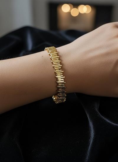 Modern ve Minimalist Dikey Kesim Detaylı Gold Kelepçe Bilezik Tasarım