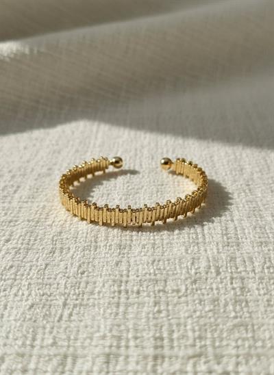 Modern ve Minimalist Dikey Kesim Detaylı Gold Kelepçe Bilezik Tasarım