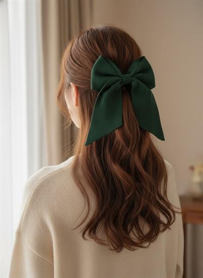 Kadın Zümrüt Yeşili Mat Dokulu Dökümlü Kuyruklu Fiyonk Toka El Yapımı