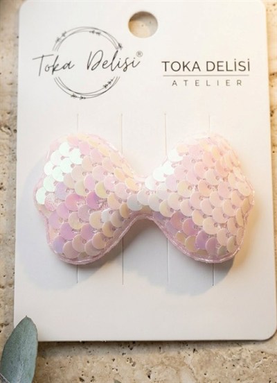 Toka DelisiTOKABebekler İçin Şık ve Parlak Pullu Payetli Fiyonk Figürlü Açık Metalik Mor Saçsız Bebek TokasıBebekler İçin Şık ve Parlak Pullu Payetli Fiyonk Figürlü Açık Pembe Saçsız Bebek Tokası