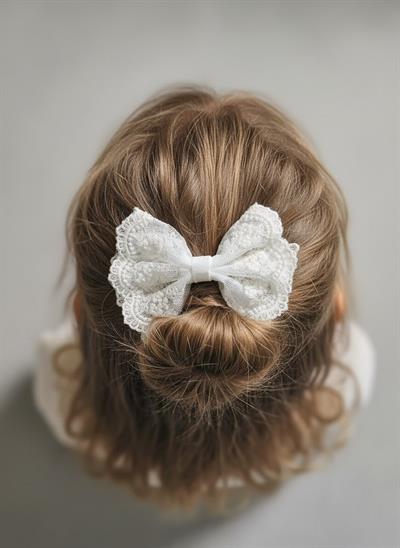 Kadın Ekru Fisto Nakışlı ve Delikli İşlemeli Minimalist Yan Toka El Yapımı