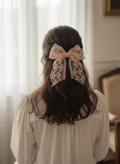 Premium Fransız Dantel Dokulu Zarif Kuyruklu Fiyonk Toka El Yapımı