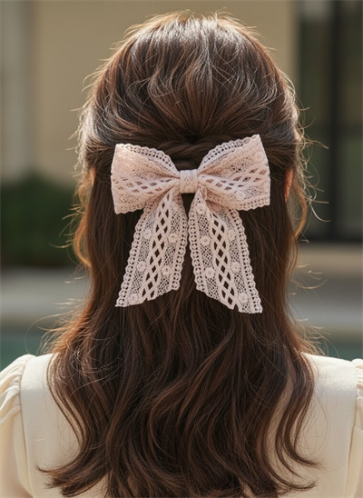 Kadın Pudra Pembe Geometrik Desenli Dantel İşlemeli Kuyruklu Fiyonk Toka El Yapımı