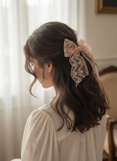 Premium Fransız Dantel Dokulu Zarif Kuyruklu Fiyonk Toka El Yapımı