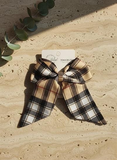 Kadın Bej ve Siyah Kareli Ekose Desenli Kuyruklu Fiyonk Toka El Yapımı