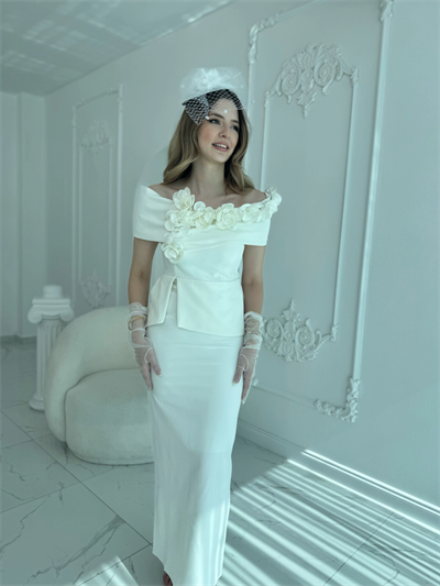 3D Çiçek Detaylı Madonna Yaka Tam Boy Beyaz Abiye Elbise