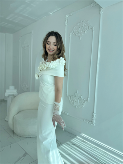 3D Çiçek Detaylı Madonna Yaka Tam Boy Beyaz Abiye Elbise