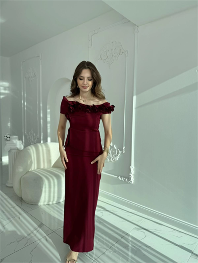 3D Çiçek Detaylı Madonna Yaka Tam Boy Bordo Abiye Elbise