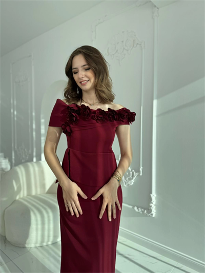 3D Çiçek Detaylı Madonna Yaka Tam Boy Bordo Abiye Elbise