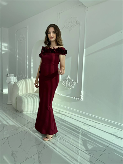 3D Çiçek Detaylı Madonna Yaka Tam Boy Bordo Abiye Elbise