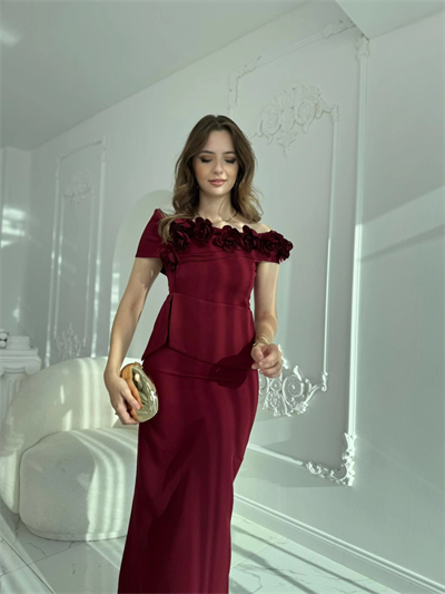3D Çiçek Detaylı Madonna Yaka Tam Boy Bordo Abiye Elbise