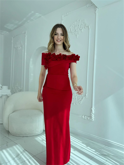 3D Çiçek Detaylı Madonna Yaka Tam Boy Kırmızı Abiye Elbise