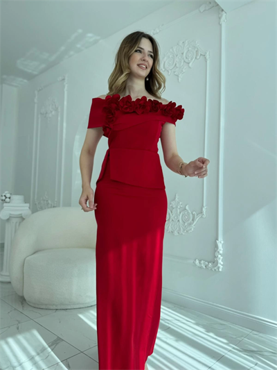 3D Çiçek Detaylı Madonna Yaka Tam Boy Kırmızı Abiye Elbise