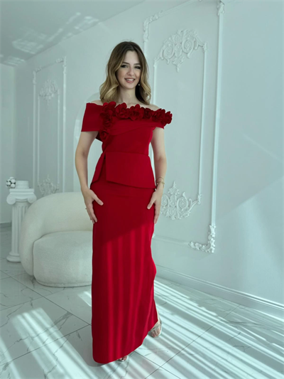 3D Çiçek Detaylı Madonna Yaka Tam Boy Kırmızı Abiye Elbise