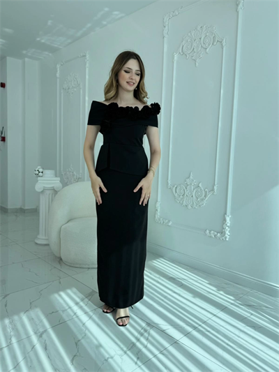 3D Çiçek Detaylı Madonna Yaka Tam Boy Siyah Abiye Elbise