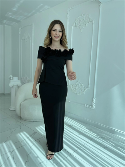 3D Çiçek Detaylı Madonna Yaka Tam Boy Siyah Abiye Elbise