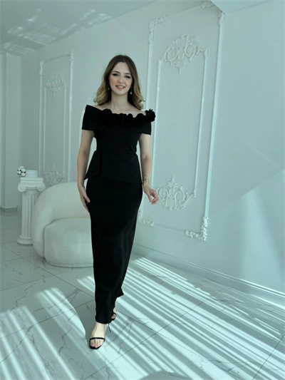 3D Çiçek Detaylı Madonna Yaka Tam Boy Siyah Abiye Elbise