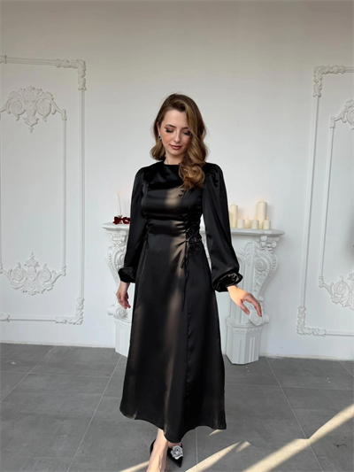 Bel Bağcık Detaylı Siyah Saten Elbise