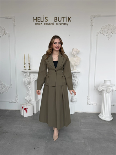 Belden Oturtmalı Haki Ceket ve Uzun Etek Takımı