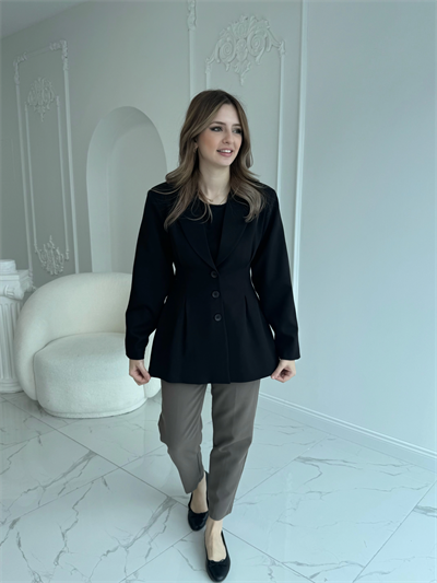 Belden oturtmalılı düğmeli siyah ceket