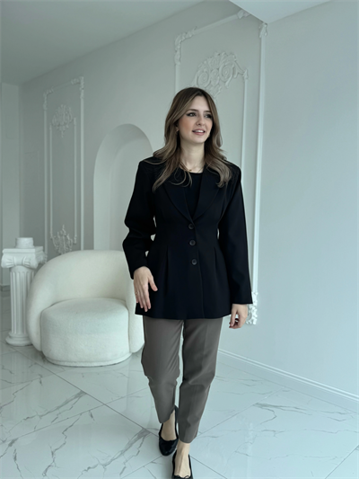 Belden oturtmalılı düğmeli siyah ceket