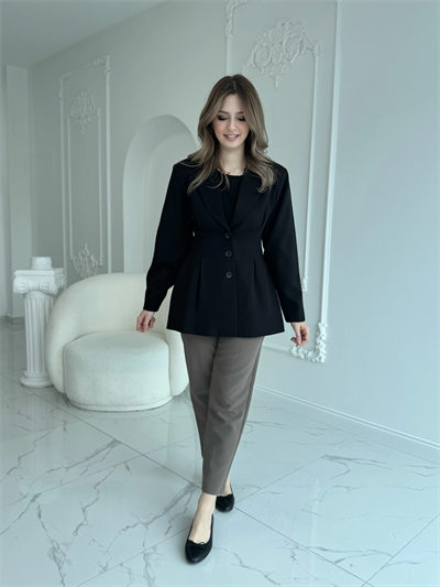 Belden oturtmalılı düğmeli siyah ceket