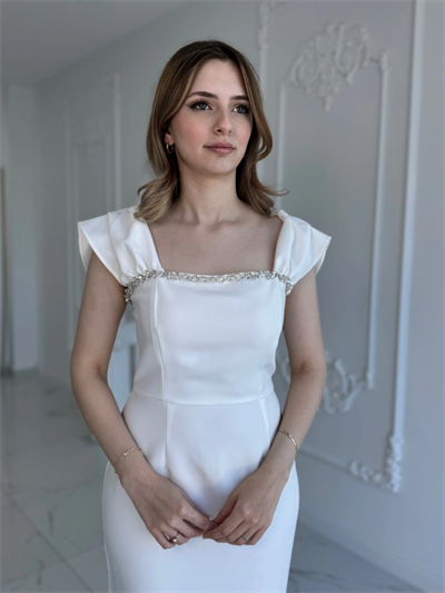 Beyaz Maxi boy yaka taş detaylı uzun elbise