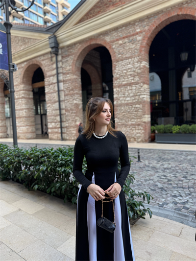 Beyaz Siyah Pile Etekli Triko Elbise