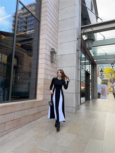 Beyaz Siyah Pile Etekli Triko Elbise