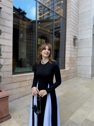 Beyaz Siyah Pile Etekli Triko Elbise