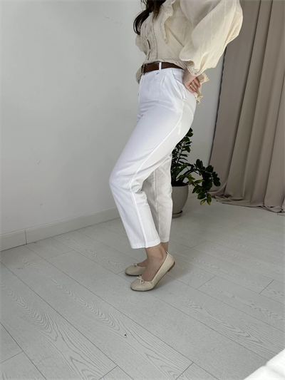 Beyaz kemerli keten pantolon